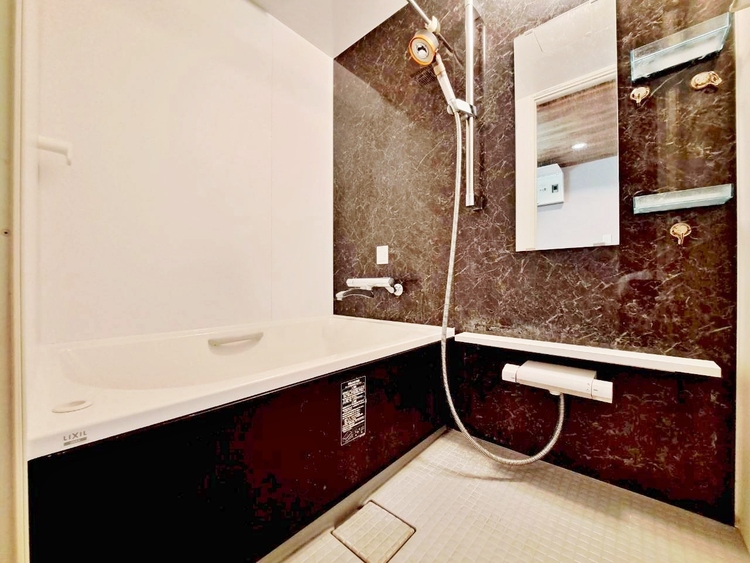 風呂 一日の疲れを癒すバスルームは、心地よいリラックスを叶える清潔感溢れる空間です。