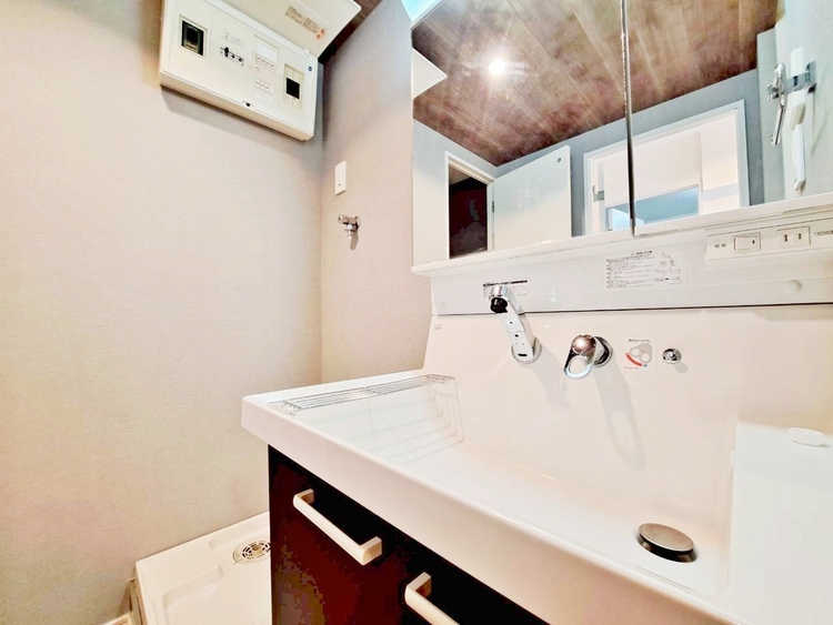 洗面 何かと物が増える場所だからこそ、スッキリと見映えの良い空間に。