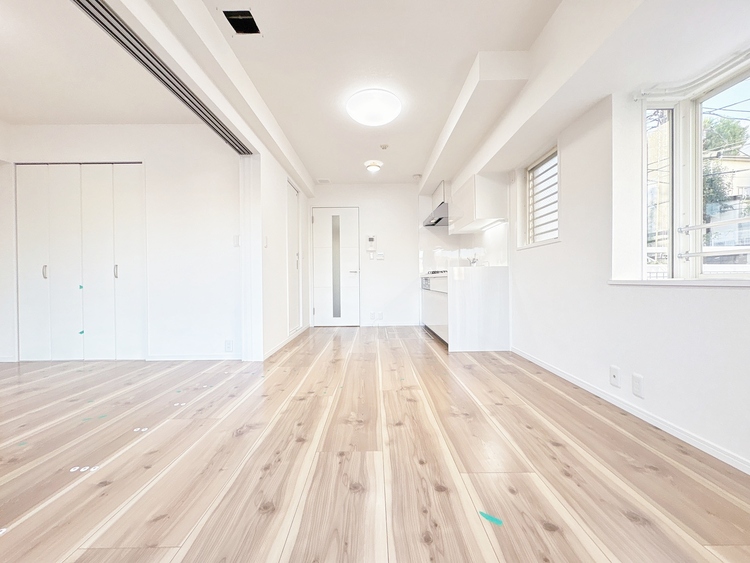 居間 忙しく過ぎゆく日常を置き去るほど、ゆったりした時間が流れるリビング。