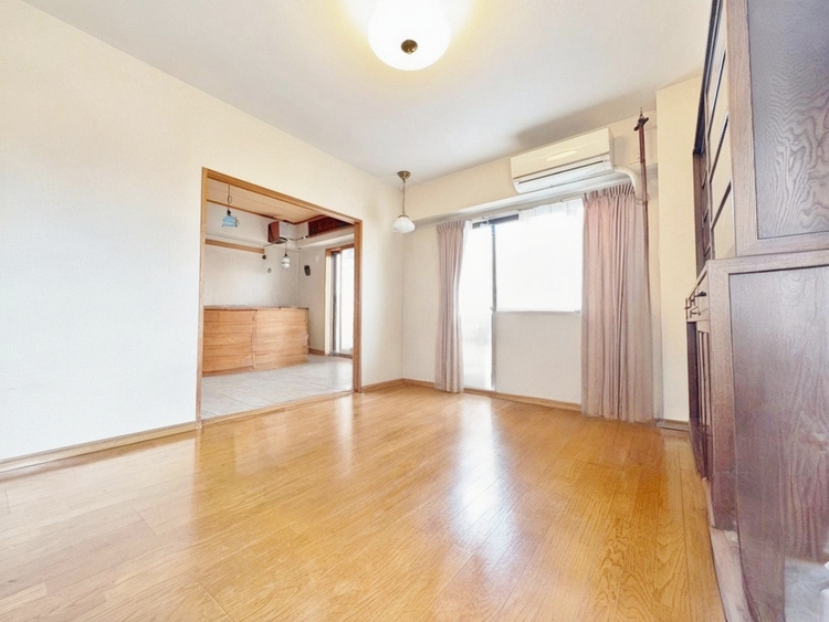 居間 居心地の良い空気感は、暮らしのステージを彩り、心からのやすらぎと満足感を与えてくれます。