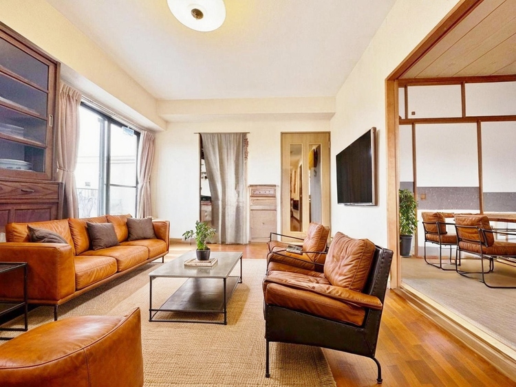 居間 （ＣＧ加工済み）飾り過ぎないシンプルな内装と偏り過ぎないデザインで統一しました。