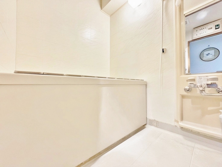 風呂 一日の疲れを癒すバスルームは、心地よいリラックスを叶える清潔感溢れる空間です。