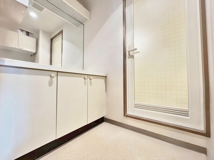 洗面 何かと物が増える場所だからこそ、スッキリと見映えの良い空間に。