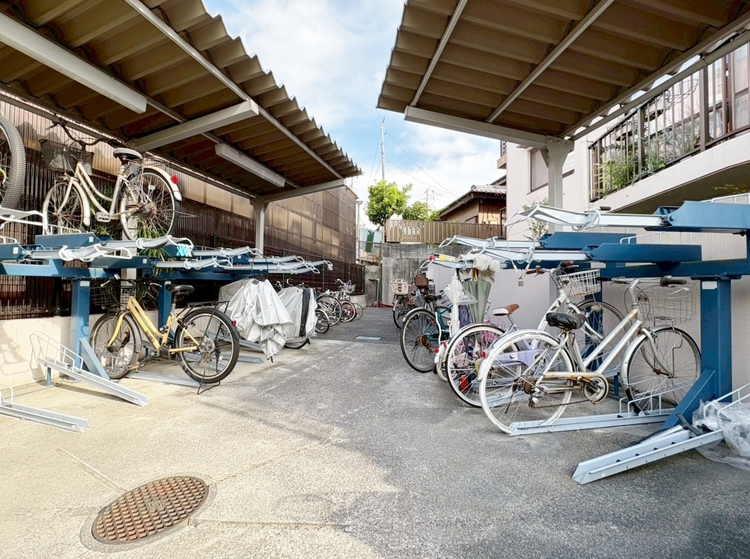 設備 整理整頓された駐輪場で、管理体制の良好さがうかがえます。