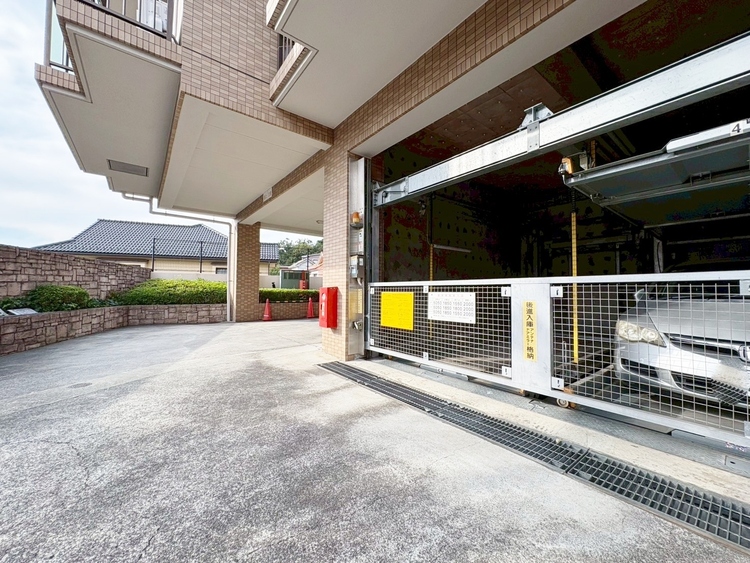 駐車場 本物件の駐車スペースです。車種制限のある場合もございますので、お気軽にお問い合わせくださいませ。