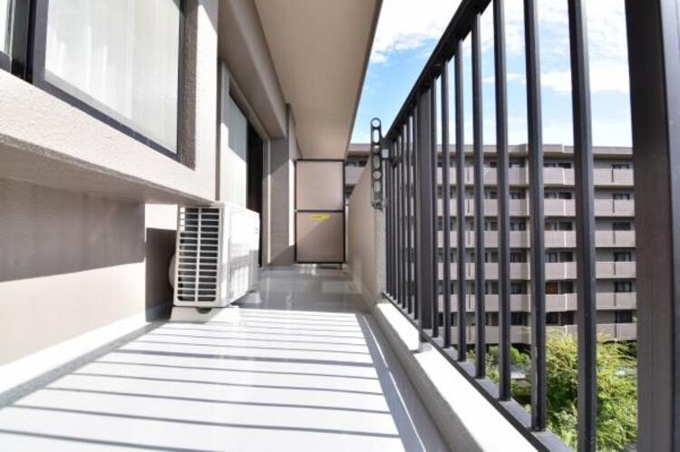 バルコニー 陽の光に照らされるバルコニーを爽やかな涼風が吹き抜けていきます。心を落ち着かせ開放してくれる眺望が今日も家族を包み込みます。