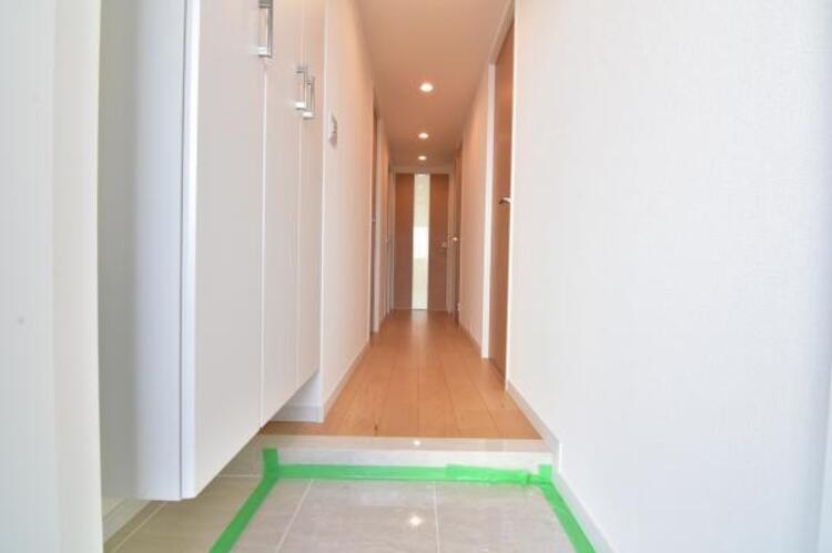 その他 一日の始まりと終わりはこちらの玄関から。今後ご家族の「行ってきます」「ただいま」が行き交う空間となるでしょう。