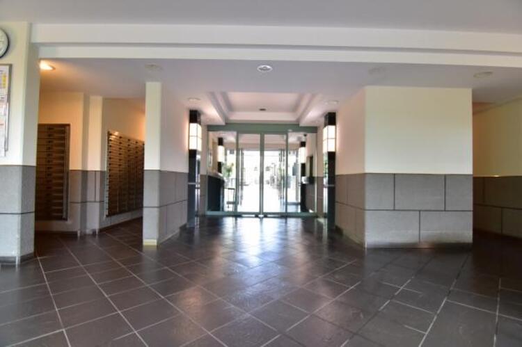 その他 管理が行き届いた清潔感のあるロビー。オートロックや防犯カメラも完備されており、マンションならではの防犯性の高さも住宅選びの大切な要素ですね。