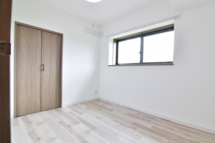 内装 窓から注がれる光で家族とのコミュニケーションも明るくなりそうな居室です。