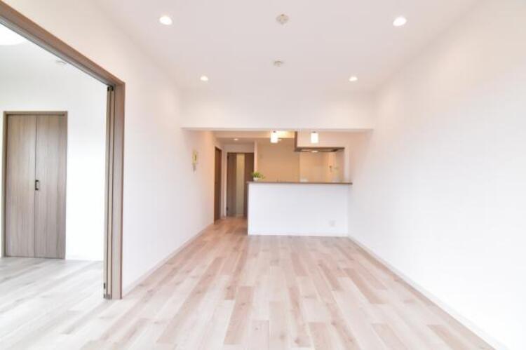 居間 くつろげるリビングは話に夢中になりすぎて、ついつい時間を忘れてしまう。そんな束の間の幸せを感じさせてくれる場所です。