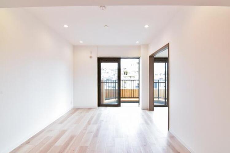 居間 落ち着きのあるリビングです。お友達が遊びに来た時にも使えますし、ちょっと疲れた時にお昼寝できるのも嬉しいですね。