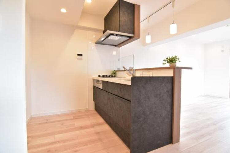 キッチン リビング全体が見渡せる対面式システムキッチン。お子様達がいつもママのそばにいられる安心感も生まれます。食事の用意をしながらご家族との会話も弾み笑顔溢れる空間です。