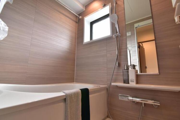 風呂 高級感を演出する内装の浴室は、心休まるくつろぎのスペースにも癒しのスペースにもなる空間です。