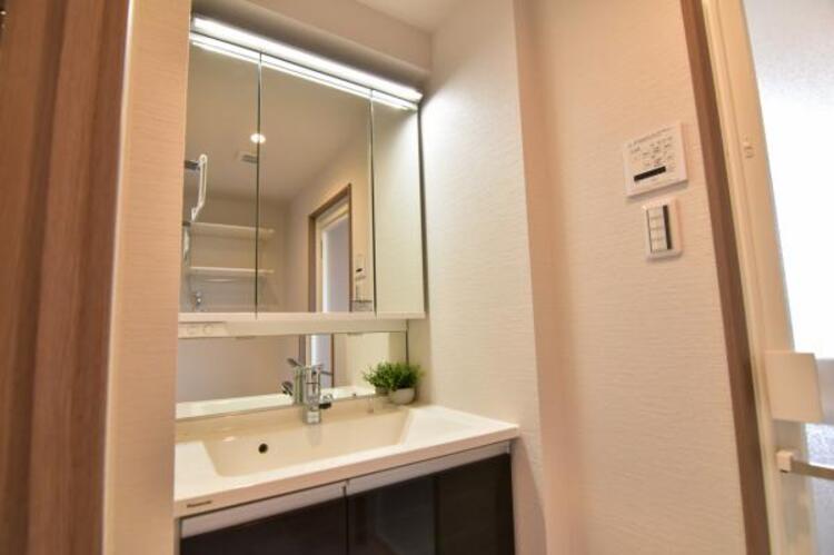 洗面 三面鏡の裏は機能的な収納を配置。コンセントも付いているため電動シェーバーや電動歯ブラシも収納できます。