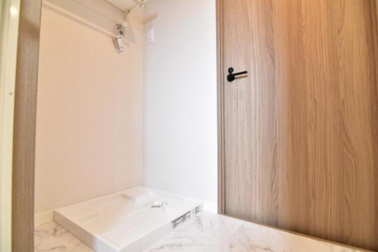 洗面 ランドリースペースはしっかりと広さを確保。清潔感のあるカラーで統一されています。