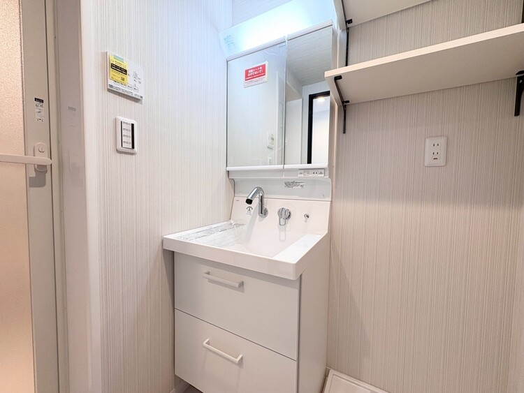 その他 清潔感を感じられる洗面化粧台。