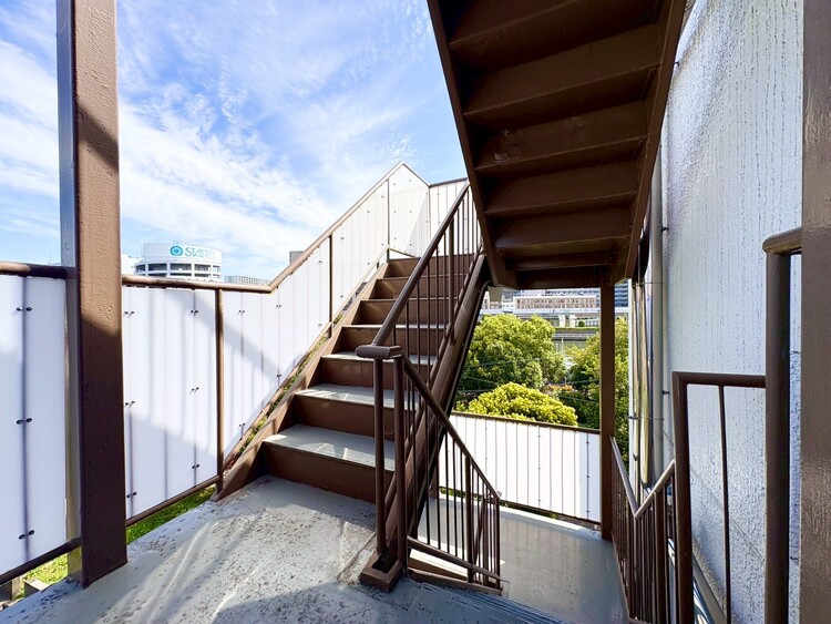 その他 共用部の階段です。明るく清潔に管理されています。