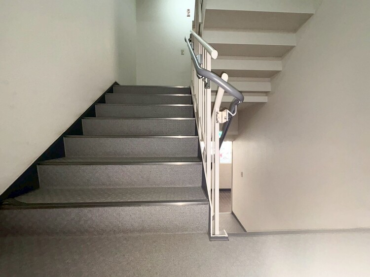 その他 共用部の階段です。明るく清潔に管理されています。