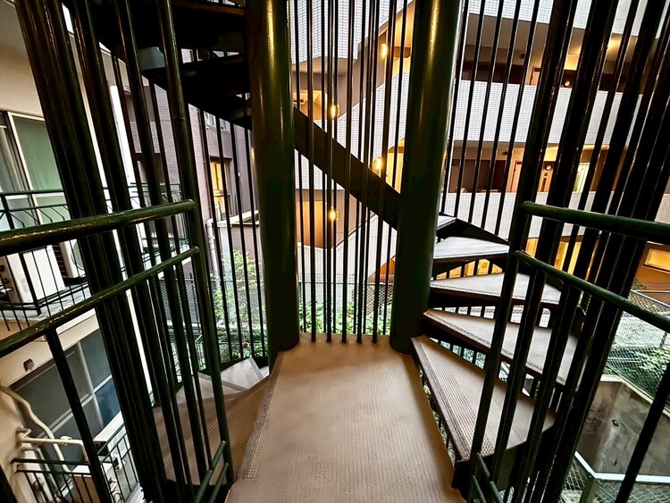 その他 共用部の階段です。明るく清潔に管理されています。