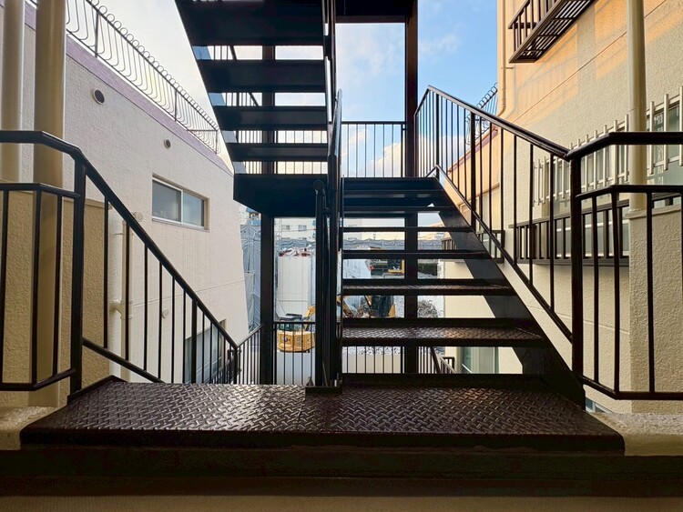 その他 共用部の階段です。明るく清潔に管理されています。