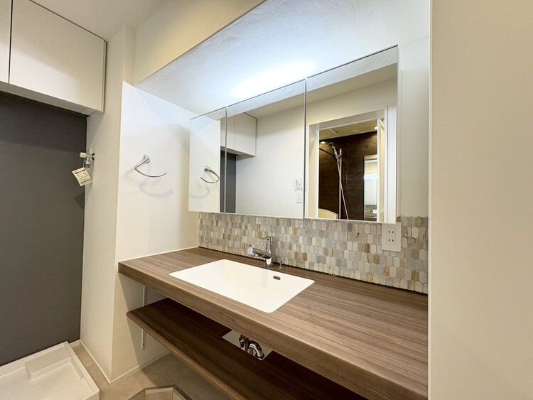 その他 清潔感を感じられる洗面化粧台。