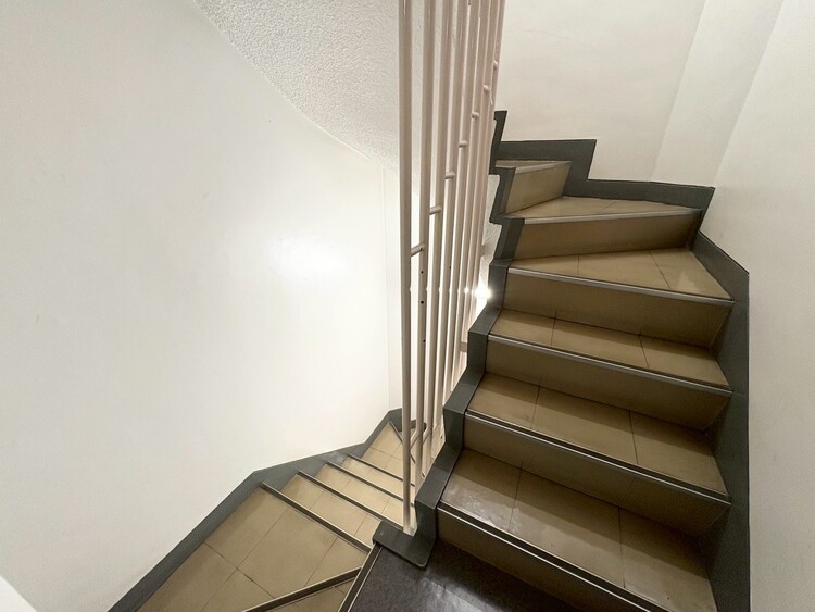 その他 共用部の階段です。明るく清潔に管理されています。