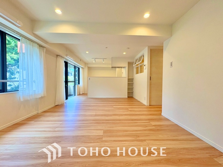 内装 【LIVING】◆陽光◆が差し込む。この開放的なLDKに家族の笑顔が集う。家族が一緒に過ごす空間は明るく、そして居心地よく。