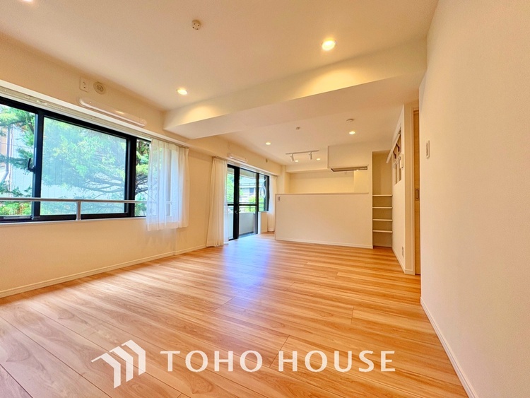 内装 【LIVING】◆扉を◆開くとこの景色。家族の”おかえり”の声が聞こえてきそう。