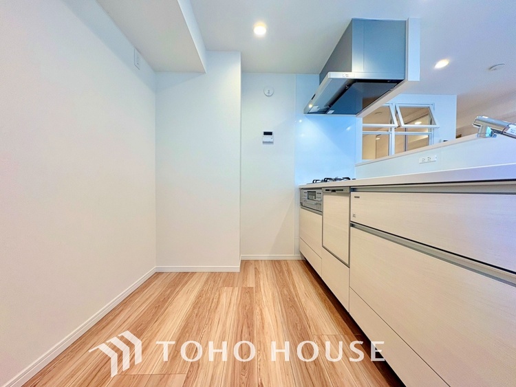 その他 【KITCHEN】◆開放的◆後片付けが楽なシステムキッチン。収納スペースの充実！