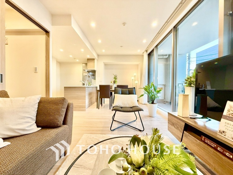 内装 ◆木漏れ日◆の様な採光が優しく足元を照らし、心地いい暮らしの道しるべを写し出す。この空間で過ごす家族との語らいの時間がとても素敵で幸せを感じるかもしれない。