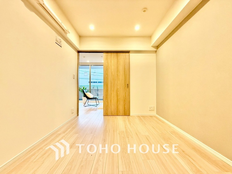 内装 ◆間接照明◆オレンジ色の光が僕達を大人な気分にさせる。静かで優しく語りかけるその光は、今日の終わりを告げてくれ、でも明日にはいい事が必ず来るよ。そんな囁きが聞こえてくる