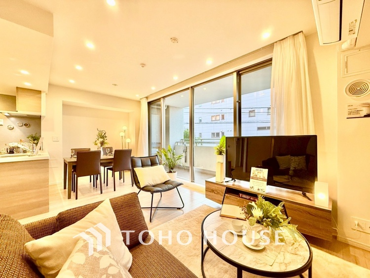 内装 ◆リビング◆たくさんの窓から注ぐ太陽の光。時間の経過とともに光と影のコントラストがこの空間のムードを変え、部屋に変化と温もりをもたらしてくれる。