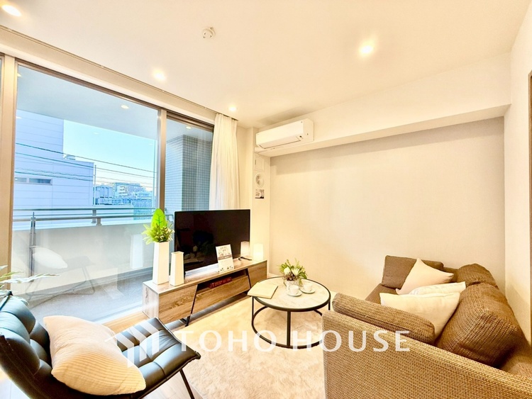 内装 ◆今宵の食卓◆ダウンライトに反射するグラスを眺めながらワインを注ぐ。トクトクと心地いい音をさせながら、フランスの古城を思わせる薫りがたちこめ、とても幸せな時を過ごせる。