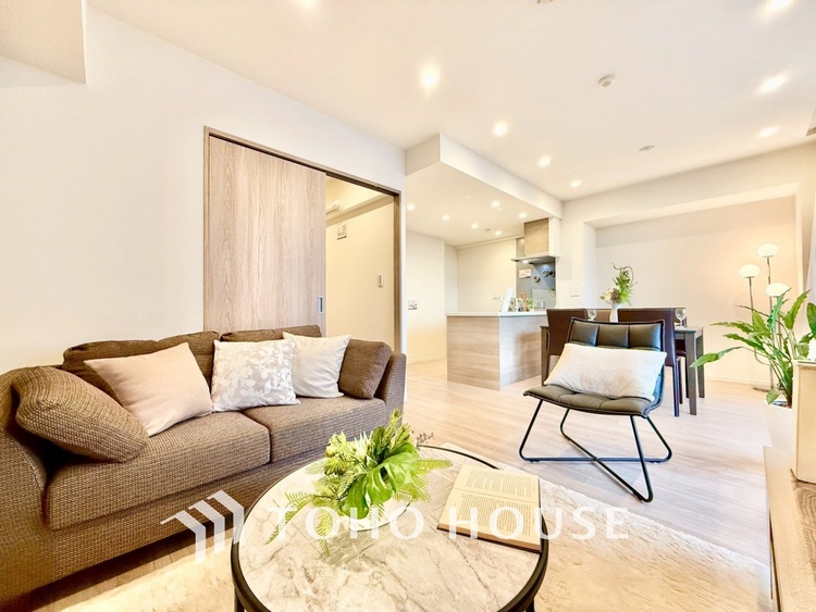 内装 ◆窓を開けると◆冷涼な風、そよぐリビング。だんらんの場所はここから始まり、ここで終わる。家族の笑顔が集う素敵な場所だから、こだわり抜いた思いが詰まっているのだと思う。