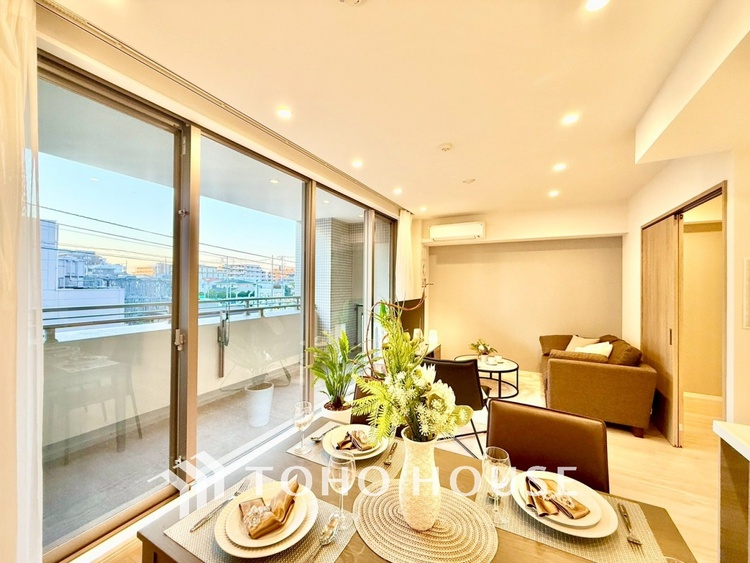 内装 ◆リビング◆そこには目を輝かせ笑顔で見つめてくれる君がいて、「おかえり」の言葉がこだまする。何気ない日々の挨拶は僕にとっては幸せで、同時に君の瞳にも恋している。