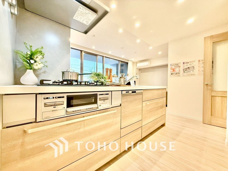 キッチン ◆キッチン◆美しく使いやすいキッチンは油汚れが簡単に拭き取れる素材で加工されており、浄水器シャワーから流す水の音を軽減する静かなシンクを採用。見えないところにさり気ない配慮が嬉しいですね