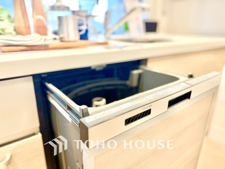 キッチン ◆今宵の食卓◆ダウンライトに反射するグラスを眺めながらワインを注ぐ。トクトクと心地いい音をさせながら、フランスの古城を思わせる薫りがたちこめ、とても幸せな時を過ごせる。