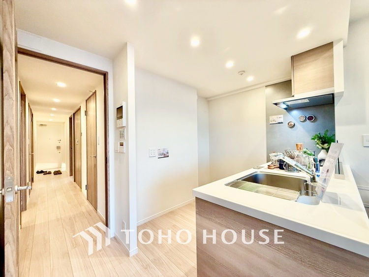 キッチン ◆キッチン◆美味しい料理を作りたくなるような気持にさせてくれる、腕を振るえる自慢のスペース。見上げると柔らかなダウンライトが包み込み、彩りを添えます。艶と光沢のある居心地の良いわが家のキッチン。