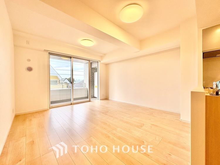 内装 【APPEARANCE】◆陽光◆が差し込む。この開放的な空間に家族の笑顔が集う。家族が一緒に過ごす空間は明るく、そして居心地よく。