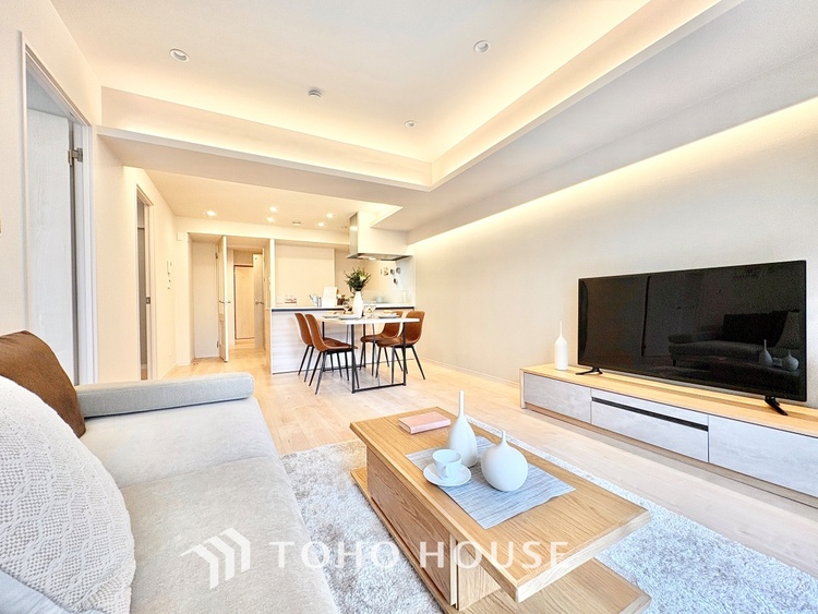 内装 【Entrance】お出かけとお戻りの際に必ず通る場所は全体的に穏やかで慎ましい印影。美しく光をアレンジした素敵なエントランスです。