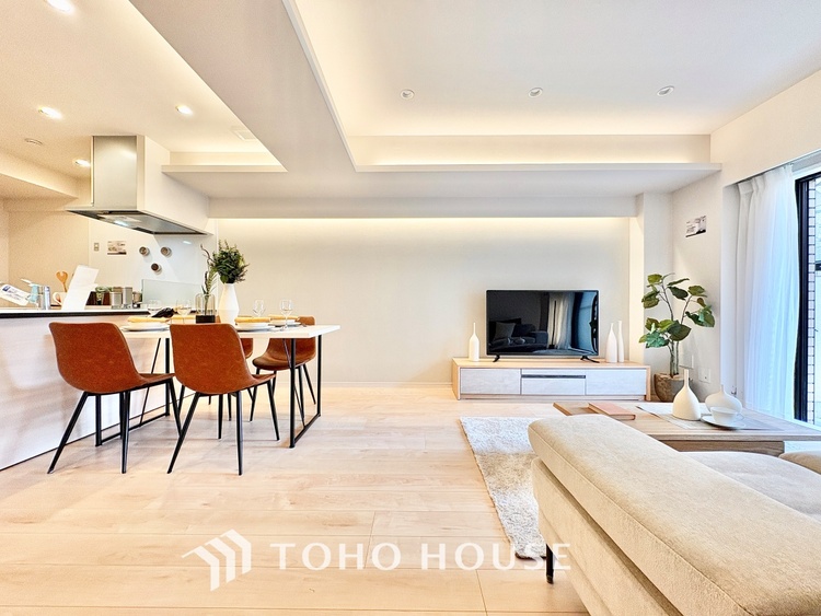 内装 【エントランス】よく手が行き届いたエントランス。出入りで必ず目にする場所だから、いつも清潔で管理されているのは嬉しいポイントですね