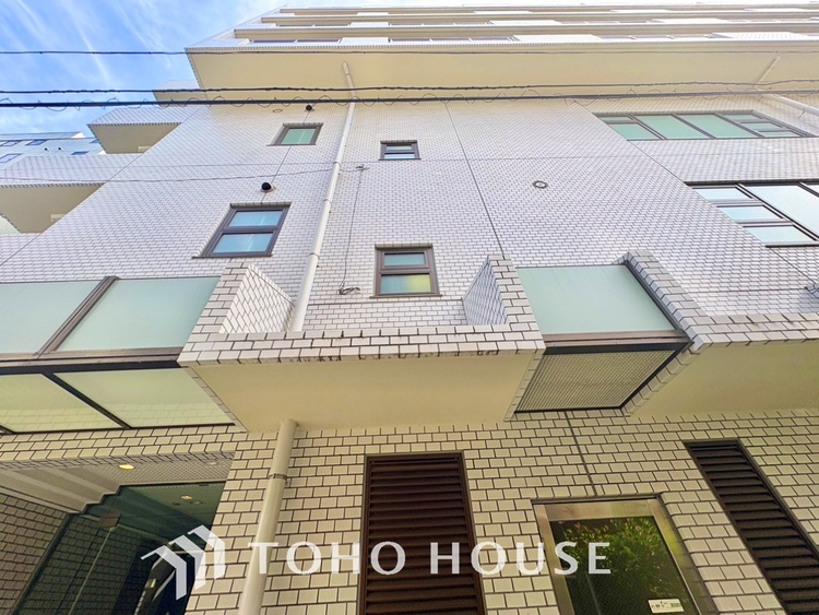 外観 【エントランス】よく手が行き届いたエントランス。出入りで必ず目にする場所だから、いつも清潔で管理されているのは嬉しいポイントですね