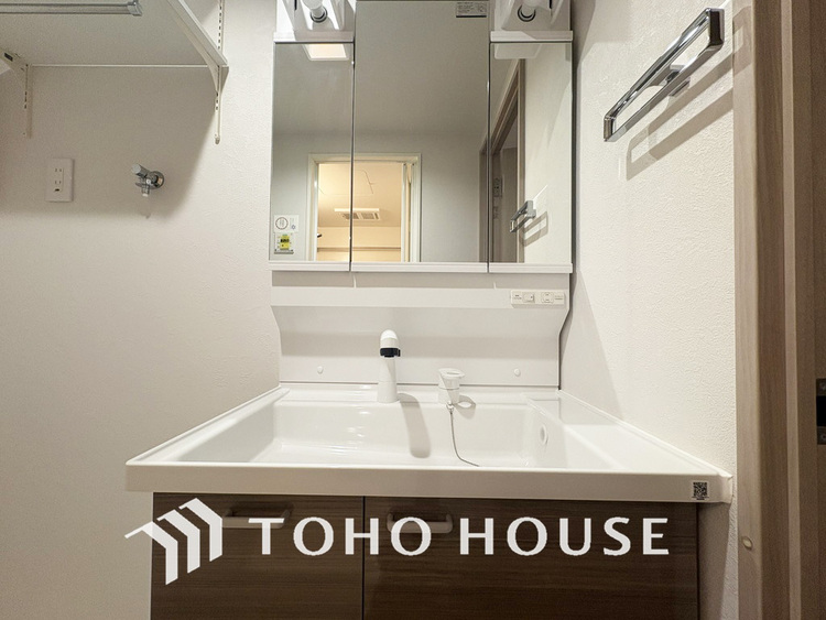 洗面 新規設置の洗面化粧台。収納豊富で使い勝手の良い3面鏡です