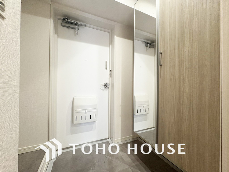 玄関 飾り過ぎないシンプルな内装の玄関