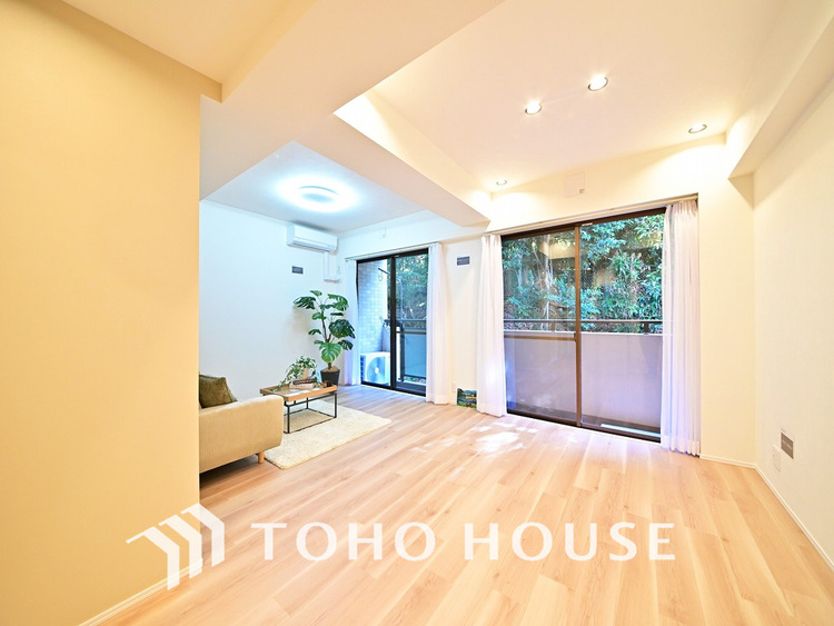 内装 バルコニーに面した明るいLDK