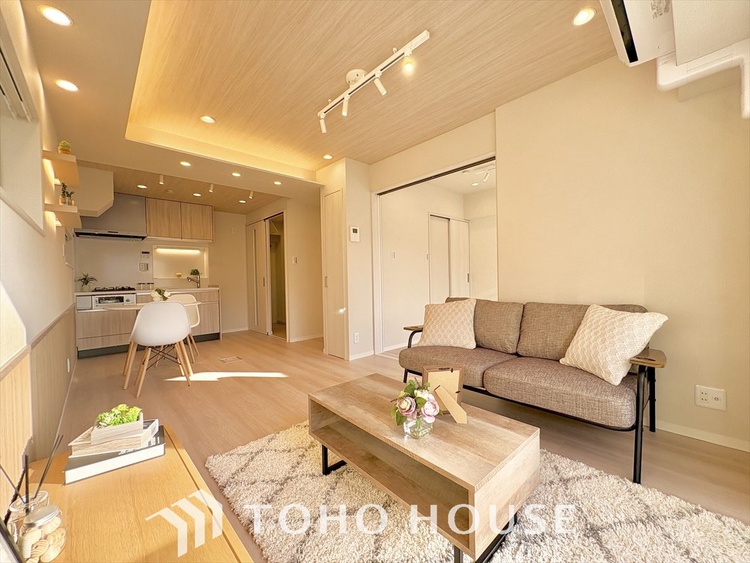 内装 ◆瀟洒な空間◆落ち着いた小棚や室内の緑光、アクセントのある彩が見事に調和させた瀟洒なリビングルーム。ここに集まる家族の会話と笑顔が絶え間なく続く幸せな空間。