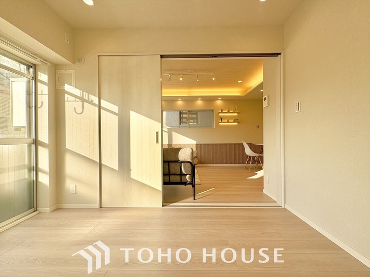 内装 風の通り道。舞い込んでくる風が優しく躍り、室内に爽やかな空気を運んでくる。そこに季節の息吹を感じて、いまがどんな季節なのかを実感する。