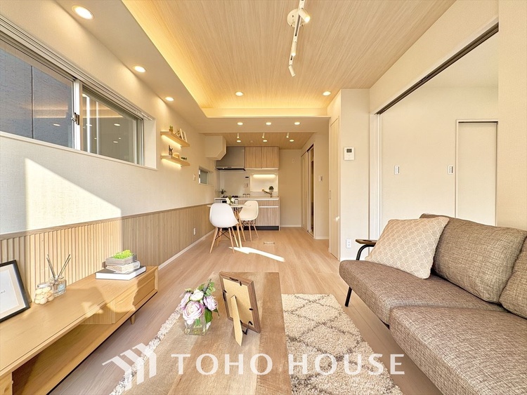 内装 ここはみんなが集い、食事と楽しい会話が始まる場所。話に夢中になりすぎて、ついつい時を忘れ、夜半過ぎになってしまう。そんな束の間の幸せを感じさせてくれます。