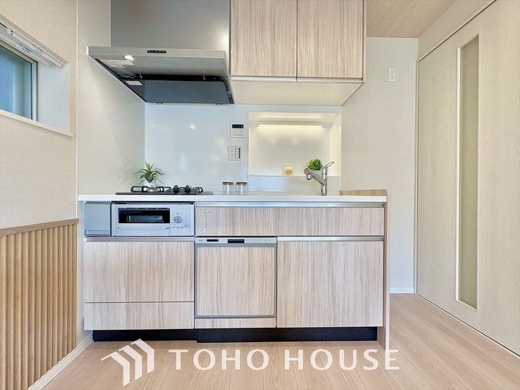 キッチン 手元の収納から、足元の収納までが全てスライド式で、奥のスペースまで有効に活用できます。奥まで上から見渡せるので、たまにしか使わない調理器具もサッと取出せます。