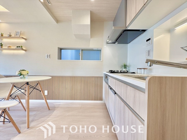 キッチン キッチンは家族の絆を育む大切な空間。シンプルで使い易いシステムキッチンで愉しく作る料理は愛情のある美味しいご馳走に。家族で使える対面式キッチンです。